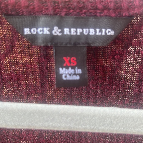 Rock & Republic Long Sleeve XS V-neck Burgundy Snap closure shirt - Picture 3 of 7